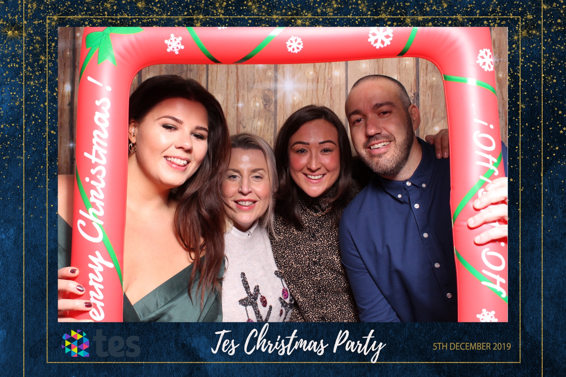 Tes Christmas party  | View more photos from the event at gallery.magicimages.uk/u/MagicImages/Tes-Christmas-party